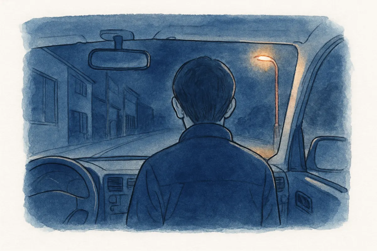 夜の駐車場に停まった車の中から通りを見つめる調査のイメージ