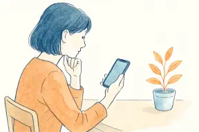 スマホを手に、相談を検討する女性の落ち着いた表情