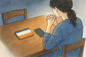 テーブルの上の通帳とスマホを前に考え込む女性の手元