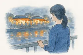 夜の那珂川沿いに並ぶ屋台の灯りを対岸から眺める女性の後ろ姿
