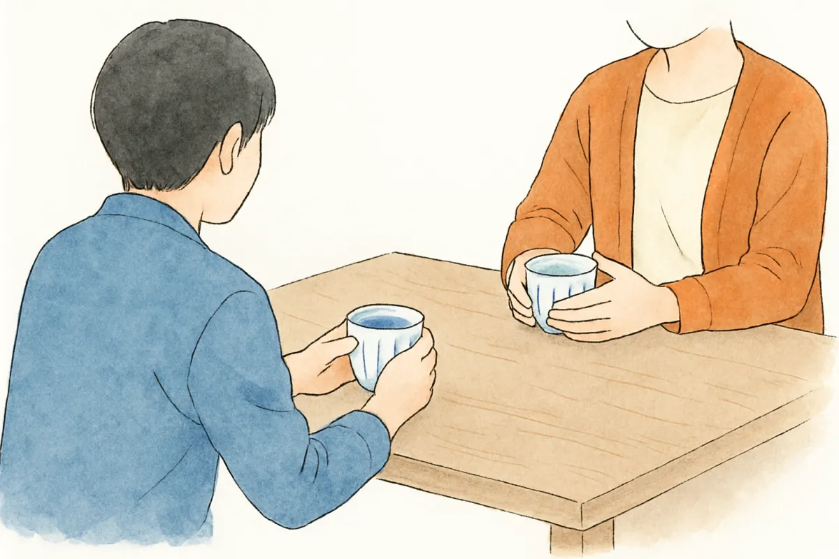 テーブルで婚約者と向き合いお茶を飲みながら話す二人の手元