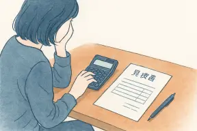 テーブルに広げた見積書を見ながら電卓をたたく女性の手元